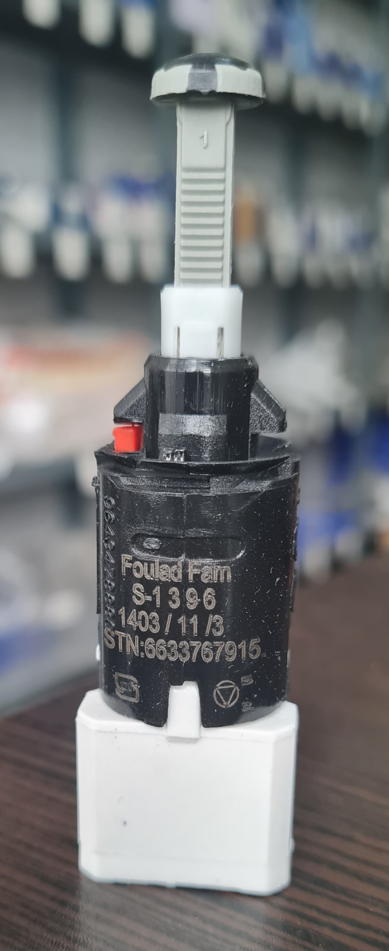 سوییچ الکتریکی استپ ترمزداخل کاسه پدال-4پایه(گیربکس دستی) - شرکتی ایساکو 0940101323