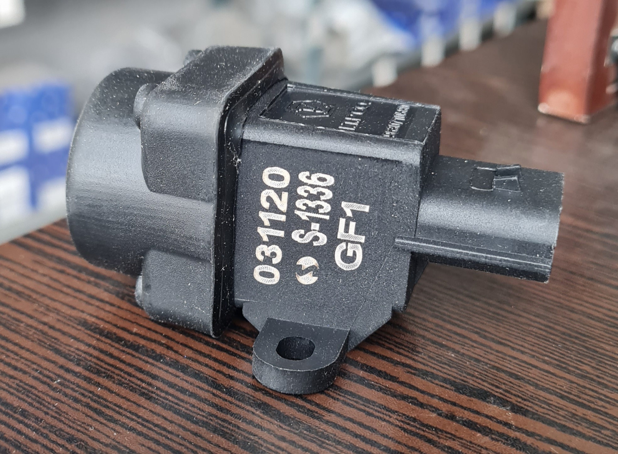 سوییچ اینرسی قطع جریان سوخت شرکتی ایساکو 0941700199 پژو 405